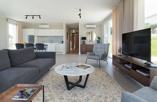 Noto Villa | Green Hill with garden, pool and a terrace