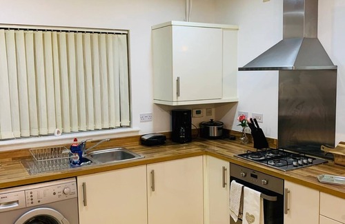 Aveley Apartment | Green Lantern, Private En-suite Double Room, Garden and Free Parking