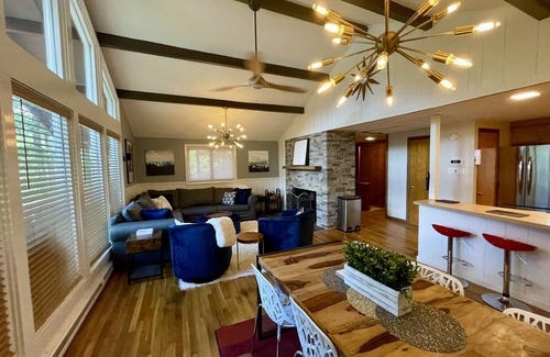 Londonderry Ski Chalet | Green Mt Getaway: Close to Magic, Stratton, Bromley, Okemo Parks