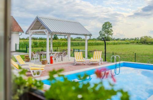 Rugvica House | Green Oasis Estate with Private Pool and Backyard near Zagreb