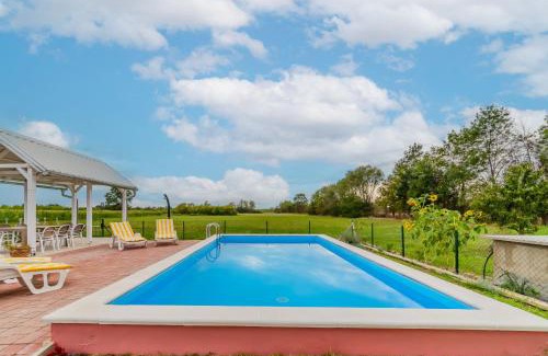 Rugvica House | Green Oasis Estate with Private Pool and Backyard near Zagreb