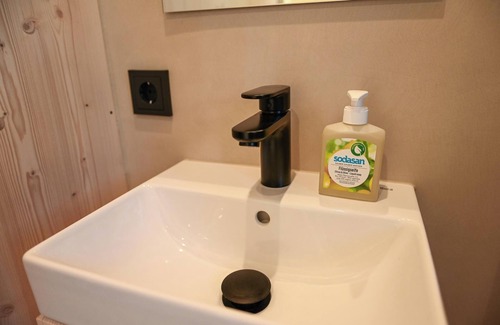 Salem House | Green Tiny House Nook 5 - your sustainable retreat on Lake Salem
