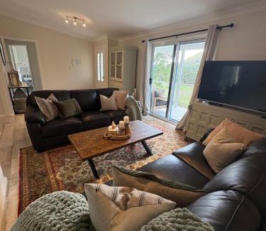 Erudgere House | Green Tree Cottage rural serenity near town