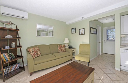 Napeague Apartment | Greenery 1-Bedroom Balcony apartment w/Tub!