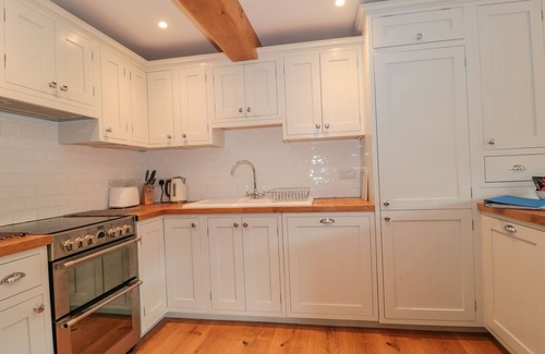 Norton Sub Hamdon Cottage | GREENHAM RISE, family friendly, with a garden in Norton-Sub-Hamdon