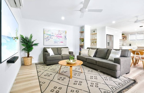 Edge Hill House | Greenslopes House in Edge Hill- Luxury Poolside Villa Near Cairns CBD | Walk to Cafes & Gardens