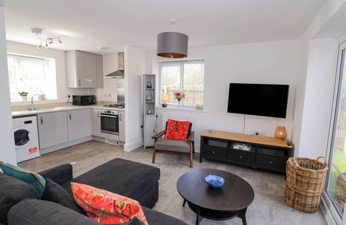Long Marston Cottage | GREENWAY VIEW, pet friendly, with a garden in Lower Quinton