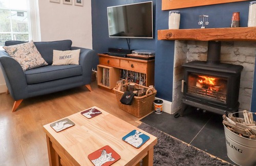 Little Malvern House | GREENWAYS, pet friendly, with hot tub in Malvern