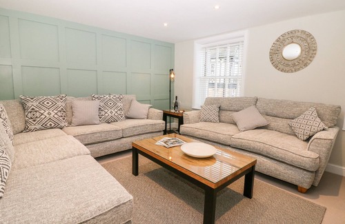 Ault Hucknall Cottage | GREENWELL COTTAGE, family friendly, with hot tub in Bolsover