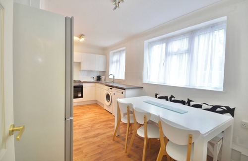 Abbey Wood House | Greenwich Retreat - 4bed home
