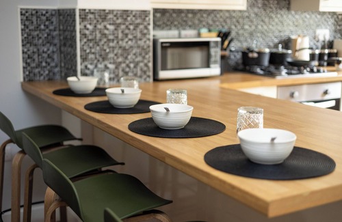 Wakefield Apartment | Greenwood - 4 Bed Home With Parking & Fast Wi-Fi