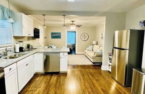 Greer Cottage | Greer Twin Cottage B - Walk to City Park and Downtown Greer