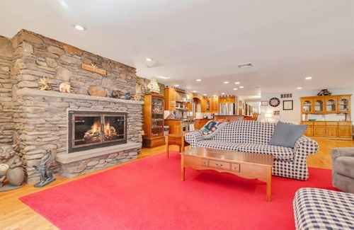 White Mills House | Griffin Lakefront Cottage on Lake Wallenpaupack with Private Dock - sleeps 10