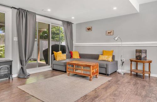 Kawartha Lakes House | Grill and Chill 4BR Bayside Sunroom Oasis