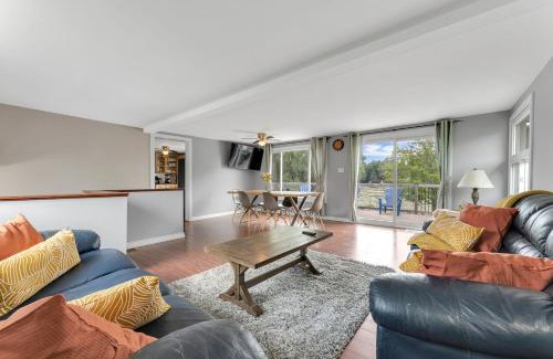 Kawartha Lakes House | Grill & Chill: 4BR Bayside Sunroom Oasis