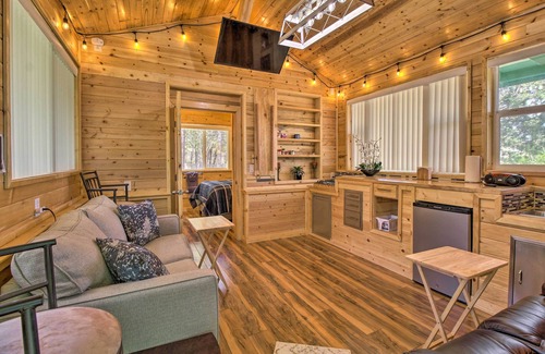 Show Low Cottage | Grill, Fire Pit: Pet-Friendly Lakeside Cottage!