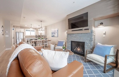 Snow Pine Estates House | Grizzly Ridge Getaway-Brand New, Hot Tub,Sleeps 11