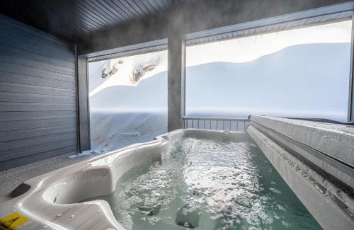 Snow Pine Estates Apartment | Grizzly Ridge Getaway - Private Hot Tub, Mtn View & Sleeps 11