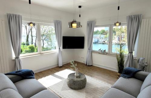 Neustadt in Holstein Apartment | Große Ferienwohnung mit traumhaftem Hafenblick von "Momentic"