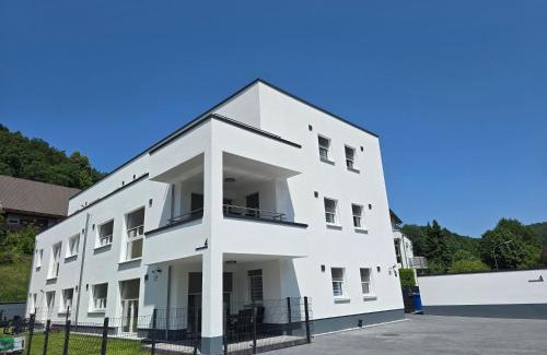 Kulmbach Apartment | Großes Apartment mit Küche, Dusche, Badewanne, Balkon, Parkplatz vor dem Haus, schnelles Internet, ADA5