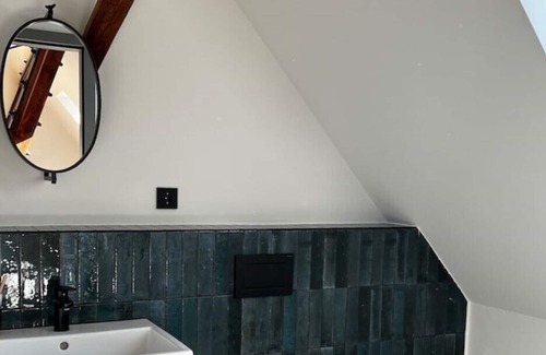 Fliegenberg Apartment | Großzügiges, Helles Studio Direkt an der Elbe