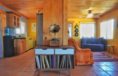 Wonder Valley House | Groovy Desert Getaway w Pool, Fire pit, Stream/Wifi, Vinyl Records, Books, Art.