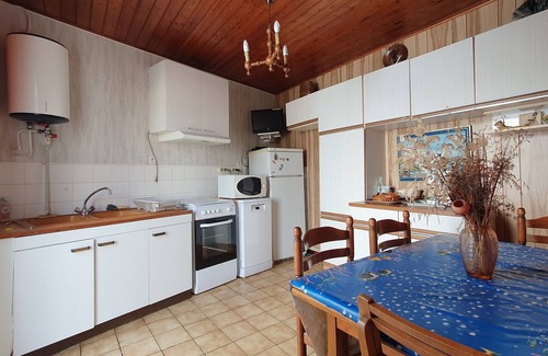 LʼAiguillon-sur-Mer House | Ground Floor Apartment in Town Center with Courtyard & Close to Market