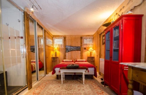 Les Praz-de-Chamonix Apartment | Ground floor, terrace, fireplace or stove, parking, tv, 68m², Chamonix