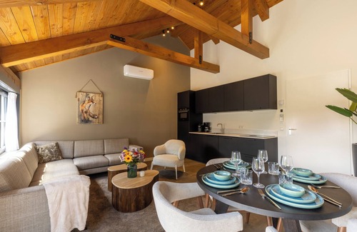 Municipality of Ede House | Ground-floor 4-person lodge with a private hot tub in the garden. Compact, cozy and fully equipped.