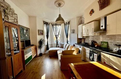 Ferndale Apartment | Ground Floor Apartment Sleeps 4, London Zone 2 Close to Central Victoria Line