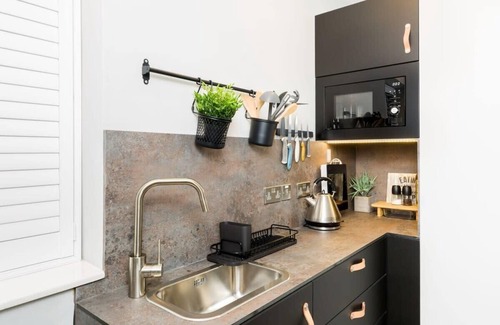 Warrington Apartment | Ground floor compact studio with mini kitchen