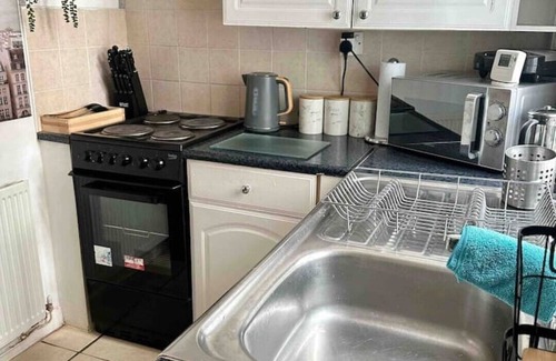 Abingdon Apartment | Ground floor flat; very homely 2 bed apartment sleeps 5