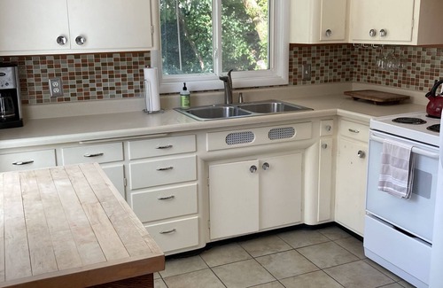 Manito Apartment | Ground Floor Private Apartment Near Manito Park, Downtown, and Sacred Heart