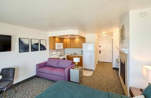 Lincoln City Condo | Ground Floor Studio - Easy Beach Access - Pool and Hot Tub!