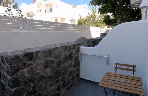 Perissa Apartment | Ground floor Triple Room 30 meters from Perissa Beach