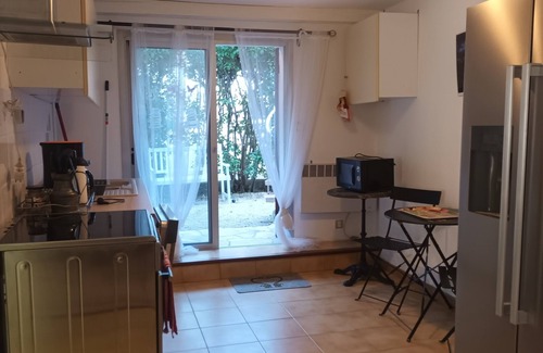Gignac-la-Nerthe Apartment | Ground floor villa swimming pool 5 minutes from beaches