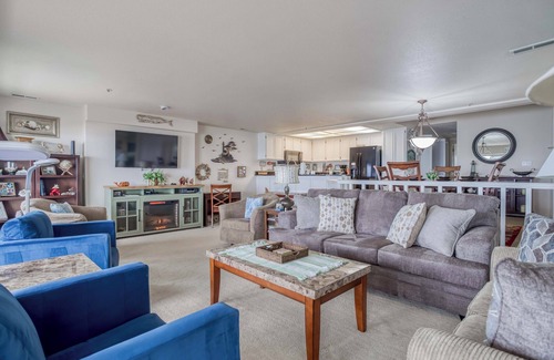 Depoe Bay House | Ground-Level Depoe Bay Oceanfront Condo Boasts Queen Suite, Fantastic 180 Ocean