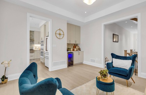 Oakville House | Group-Friendly 4BR Home | Sleeps 12+| Near Hwy 403