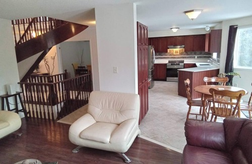 Barrie House | Group-Friendly 5BR 3.5BA Yard, Parking, Jacuzzi