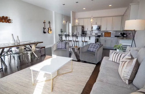 Cleveland Park House | Group Getaway w/Skyline Views! 8min to Broadway!