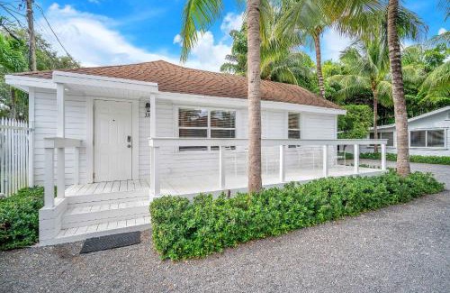 Southwest Coconut Grove House | Grove Bay Bungalow - 2/2 Gated Cottage-Walk to Bay