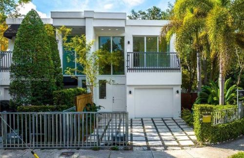 Coconut Grove House | Grove Walk Manor 3BR Oasis in the Grove Family