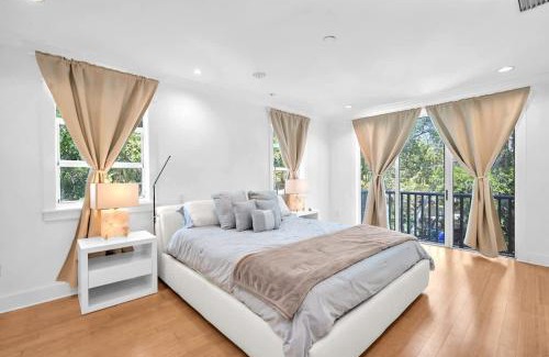 Coconut Grove House | Grove Walk Manor 3BR Oasis in the Grove Family