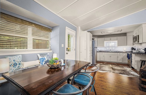 Gruene Cottage | Gruene Country Cottage- just 1 mile to Gruene & 1/2 Mile to the Guadalupe River