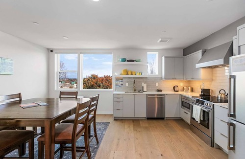 East Queen Anne Apartment | Gryffindor's Braveheart Sweet Suite