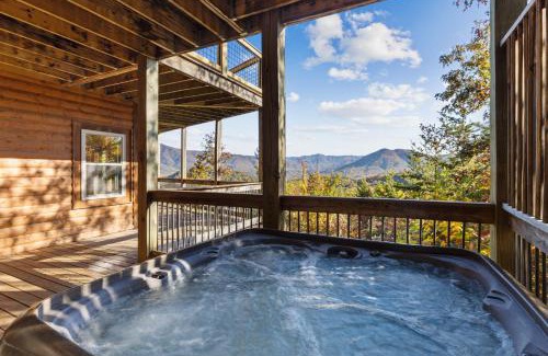 Gatlinburg - Pigeon Forge House | GSMNP entrance only 4 miles away Stunning panoramic views Dog-Friendly Seasonal Pool Access