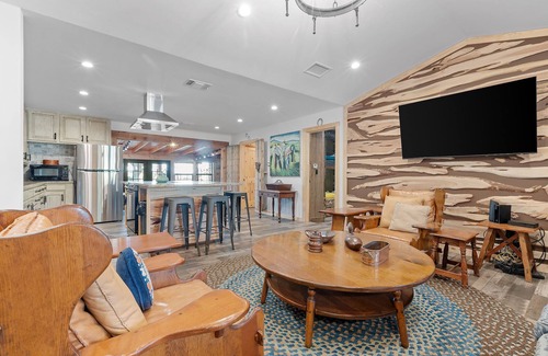 Kerrville House | Guadalupe Bluff Bunk House - Located overlooking the Guadalupe River