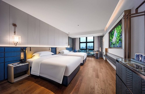 Panyu Hotel | Guangzhou Elegant International Hotel Panyu Square Metro Station Branch - Free Shuttle Bus to Canton Fair Complex During Canton Fair Period & Free Deliver Service to Guangzhou Baiyun International Airport