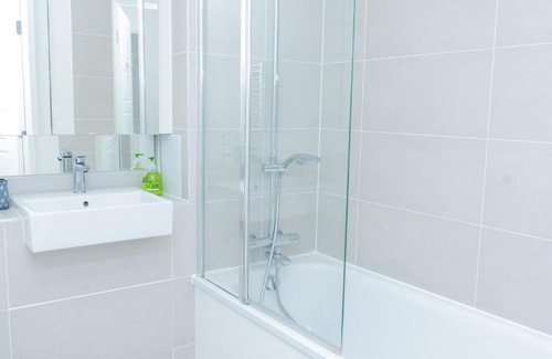 Newham Apartment | Guerneville 1 Bedroom Luxury Apartment Royal Wharf by ExCeL Exhibition Centre