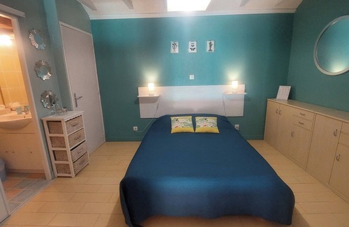 Saint-Sulpice-de-Roumagnac Bed & Breakfast | Guest Rooms 'Le Pré Fleuri 3' with Shared Pool, Shared Terrace and Wi-Fi